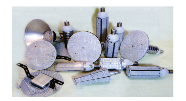 �K�؂Ȗ��邳�F��ʏZ��A�������A�H��Ȃǂ̊��ɂ����āy�K�؂Ȗ��邳�z�Ƃ������̂�����܂��B���邳���s�[����������A����߂���ƌ�F���������ƌ����ቺ��A��J�̂��߂ɂ��鎋�͂̒ቺ�����������ꂪ����܂��B�K�؂ȏƓx�𓾂���΁A��ƌ����̌�����Ƃ̈��S�̊m�ۂ��ł��邽�߁A�Ɠx�Ǘ��͔��ɏd�p������Ă��܂��B�@
�Ɠx1500Lx�̏ꍇ�A���X�ł͒�̏d�_�A�������ł͎������E�c�Ǝ��E���փz�[���i���ԁj�A�H��ł͐݌v���E���}���A�Z��ł͎�|�E�ٖD�B
�Ɠx1000Lx�̏ꍇ�A���X�ł̓��W�X�^�E��~���A�������ł͎������E�c�Ǝ��E���փz�[���i���ԁj�A�Z��ł͕׋��E�Ǐ��B
�Ɠx500Lx�̏ꍇ�A���X�ł͈�ʒ�i�A�������ł͎������E��c���A�H��ł͐��䎺�A�Z��ł͉��ρE�H��B
�Ɠx250Lx�̏ꍇ�A���X�ł͉��ڎ��A�������ł͉��ڎ��E�ҍ����A�H��ł͓d�C���A�Z��ł͒c���E��y�B
�Ɠx100Lx�̏ꍇ�A���X�ł͋x�e���E�S�ʁA�������ł͌��ցE�q�ɁA�Z��ł̓p�[�e�B�E�H���B